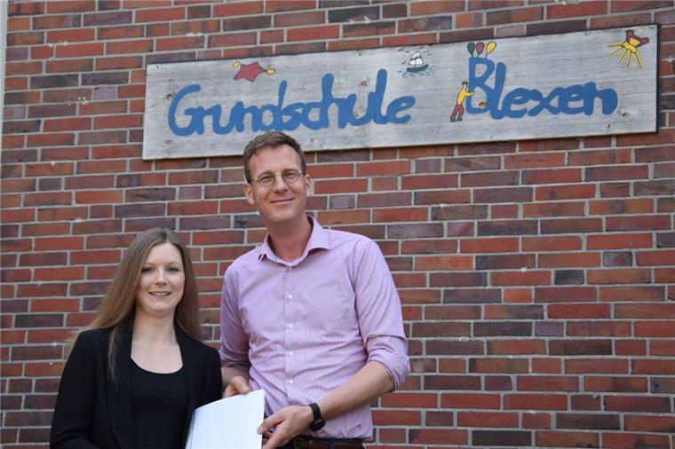 Arlena Most ist neue Schulleiterin in Blexen. Schuldezernent Carsten Kliegelhöfer überreichte ihr die wichtigsten Unterlagen. 