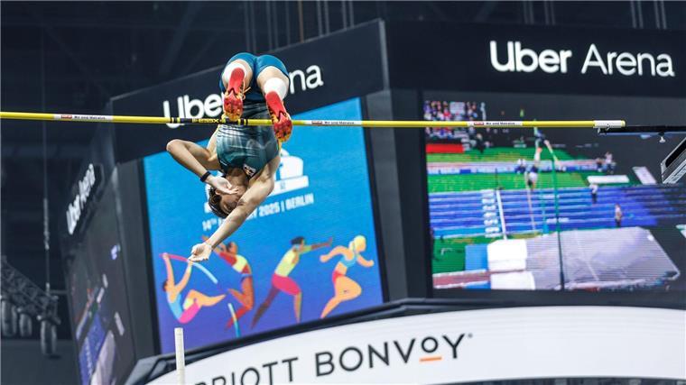 Armand Duplantis sorgt beim Istaf Indoor für eine Stabhochsprungshow.
