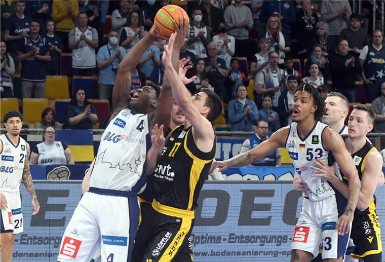 Die Eisbären scheiden aus den Playoffs aus Armani Moore (links) in Aktion unter dem Korb der Tübinger.