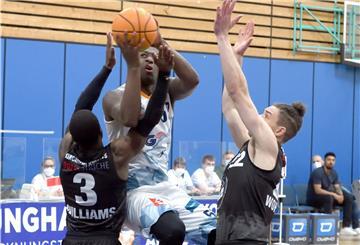 Armani Moore (Mitte) kann sich mit den Eisbären auf eine weitere Zweitliga-Saison vorbereiten.