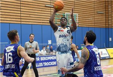 Armani Moore (Mitte) will sich mit den Eisbären im Testspiel gegen Phoenix Hagen auf die Zweitliga-Saison einstimmen. 