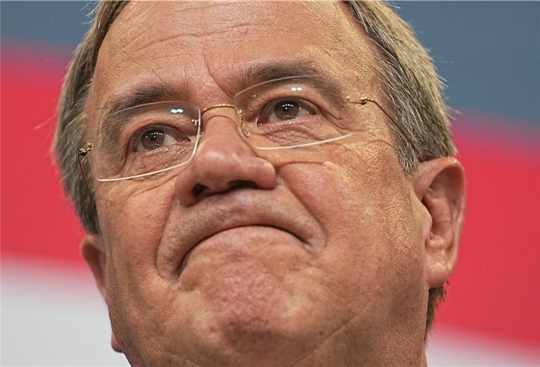 Armin Laschet mit verkniffenem Gesicht.