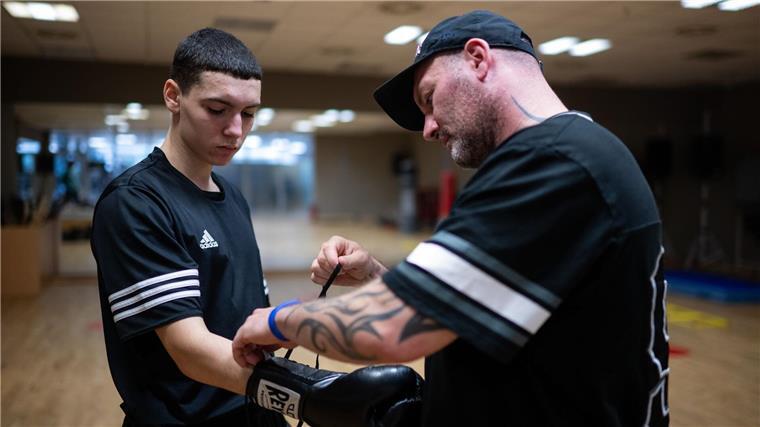 Arminius boxt sich ganz nach oben Arminius Rolle will der beste Boxer der Welt werden.