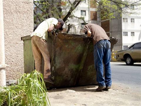 Armut und Verzweiflung: Die Menschen in Venezuela  suchen nach Essensresten in Containern. 