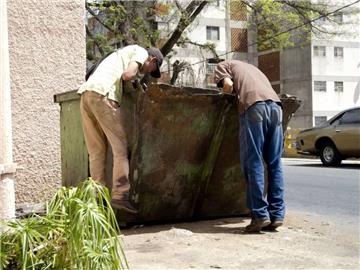 Armut und Verzweiflung: Die Menschen in Venezuela  suchen nach Essensresten in Containern. 