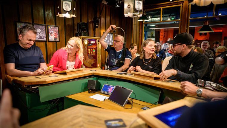 Kneipenquiz, Studio Pille-Palle und Co: So zeigen TV-Sender die EM mit Humor