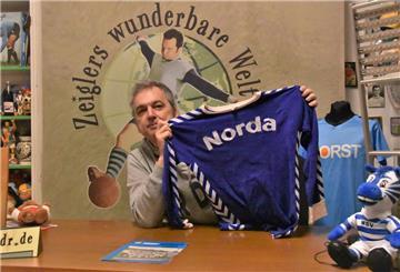 Arnd Zeigler in seinem Fernsehstudio