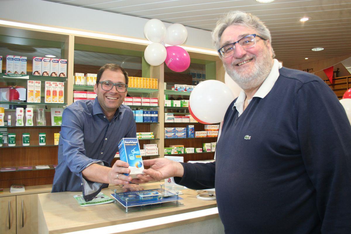 Loxstedter trotzt dem Sterben der Apotheken Arne Fischbach (links) hat von Dr. Heinz Rankenburg die Orchideen-Apotheke übernommen.