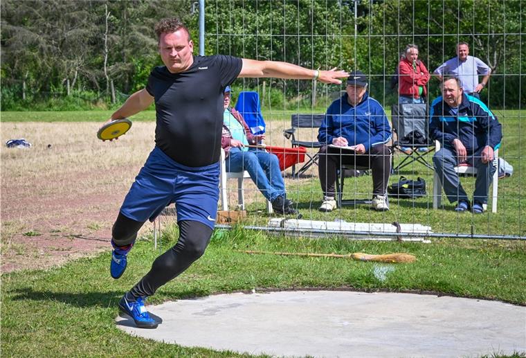 Arne Hecker aus Bad Zwischenahn gehört zu den jüngeren Mitgliedern der Werfergruppe, die sich jeden Mittwoch in Grünhöfe zum sportlichen Wettkampf trifft.