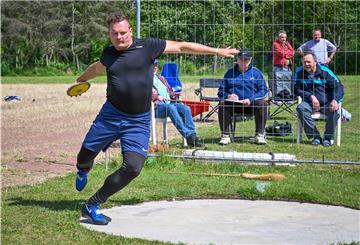 Arne Hecker aus Bad Zwischenahn gehört zu den jüngeren Mitgliedern der Werfergruppe, die sich jeden Mittwoch in Grünhöfe zum sportlichen Wettkampf trifft.