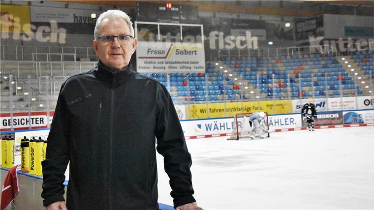 Arno Labuch Ahrens in der Eishalle. 