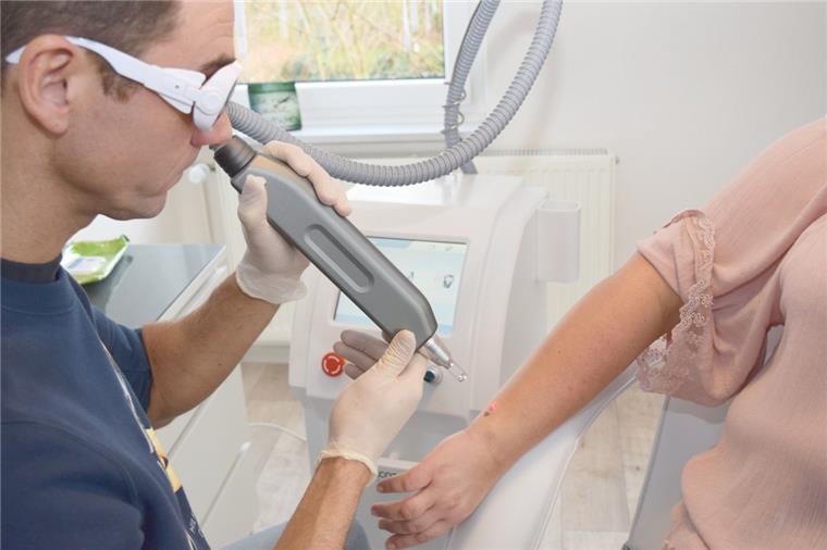 Wenn der Traum vom Tattoo zum leidvollen Albtraum wird Arno Neumann, Inhaber der Firma „farblos“, lässt per Laser unliebsam gewordene Tattoos verschwinden.