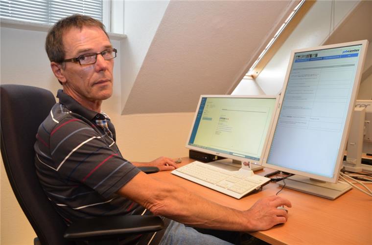 Arnold Baumann, Datenqualitätsmanager im Jobcenter, zeigt einen Arbeitsplatz. Ein zweiter hochkant aufgestellter Bildschirm soll das Gefühl vermitteln, in einer richtigen Akte zu lesen.