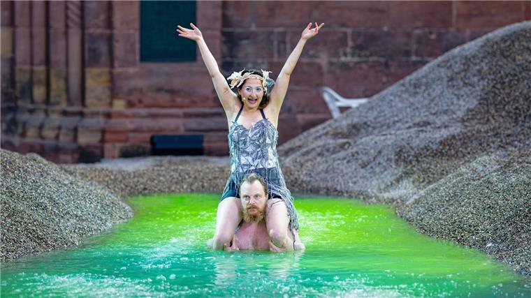 Kampf im Kies - Nibelungen-Festspiele zeigen „See aus Asche“ Arnold (oben) und Salthe (unten) baden bei der Fotoprobe im Drachenblut. (Archivfoto)