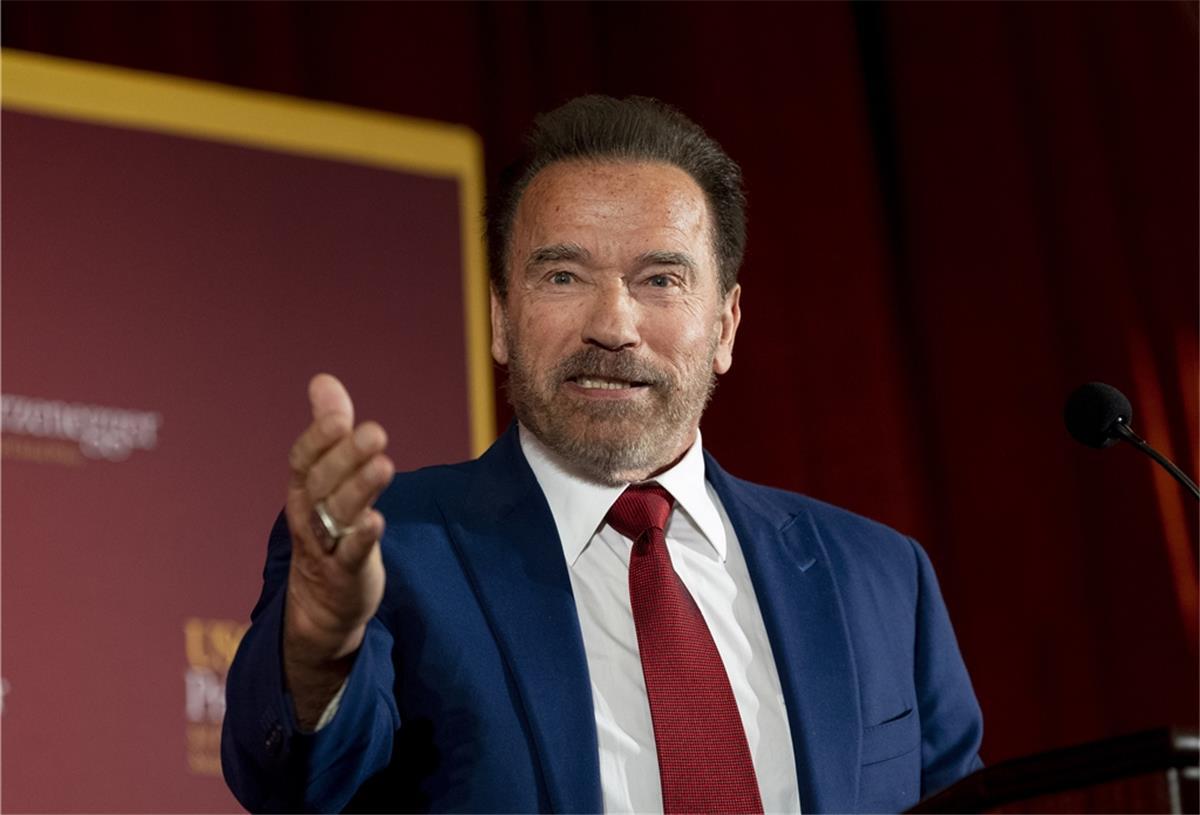 Arnold Schwarzenegger macht Werbung dafür, in den schwierigen Corona-Zeiten lieber zu Hause zu bleiben.
