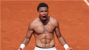 Arthur Fils bangt nach seinem Aus bei den French Open auch um seinen Einsatz in Wimbledon.