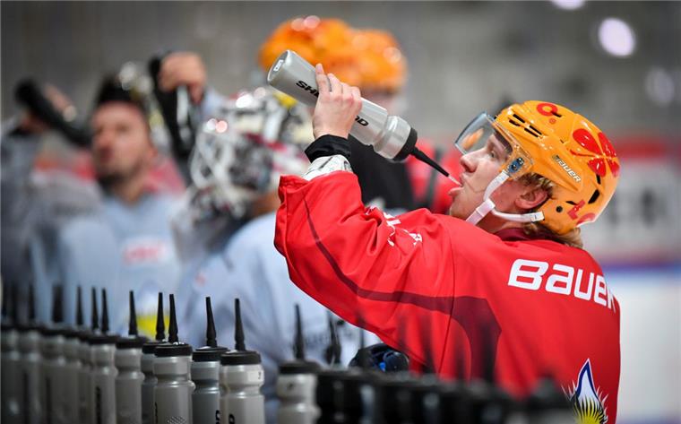 Artjom Alexandrov stellt sich als Trainingsgast bei den Fischtown Pinguins vor.