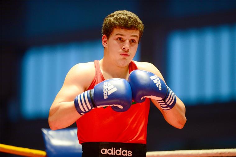 Artur Ohanyan boxt am besten Artur Ohanyan vom Weser-Boxring wurde zum dritten Mal deutscher Meister. Foto Scheer