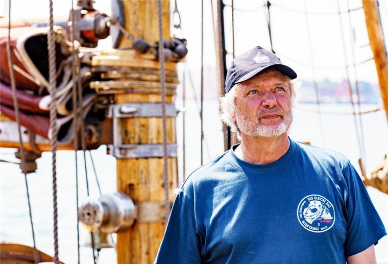 Arved Fuchs, Polarforscher und Buchautor, steht auf seinem Schiff, der «Dagmar Aeen» auf der Kieler Förde vor dem Start zur Expedition «Ocean Change». 