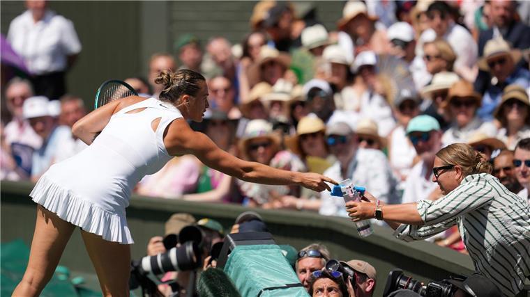 Aus für Topfavoritin: Anisimova fordert Swiatek im Finale Aryna Sabalenka bringt eine Wasserflasche und ein Kühlpack zur Tribüne, wo es einer Zuschauerin nicht gut geht.