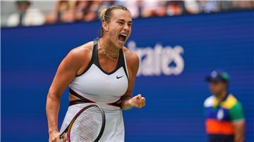 Aryna Sabalenka schaffte nach Problemen im ersten Satz am Ende souverän den Zweitrunden-Einzug.