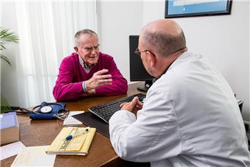 Arzt und Patient unterhalten sich über verschiedene Behandlungsformen.