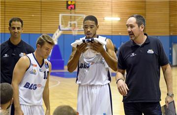 Assistenztrainer Chris Harris (von links), Spielmacher Jordan Hulls, Ivan Elliott und Eisbären-Coach Sebastian Machowski sind am Mittwoch bei Rot-Weiss Cuxhaven gefordert. Foto Scheer   