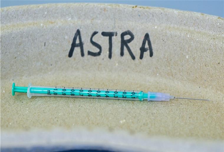Spahn will Astrazeneca für alle freigeben In einer Hausarztpraxis liegt eine leere Spritze nach einer Impfung gegen das Coronavirus mit dem Wirkstoff von Astrazeneca.