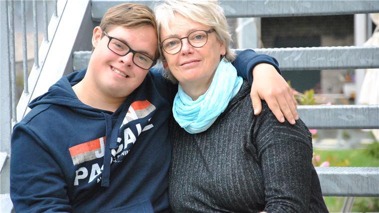 Leon aus Zeven steht mit Tim Mälzer vor der Kamera Astrid Dohrmann ist stolz auf ihren Sohn Leon. Er hat in diesem Jahr viel erreicht und wohnt mittlerweile in einer eigenen Wohnung.