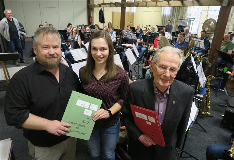 Astrid Eilers (Mitte) ist die Nachfolgerin von Alfred de Boer (rechts). Darüber freut sich der Vorsitzende Thorben Klein.