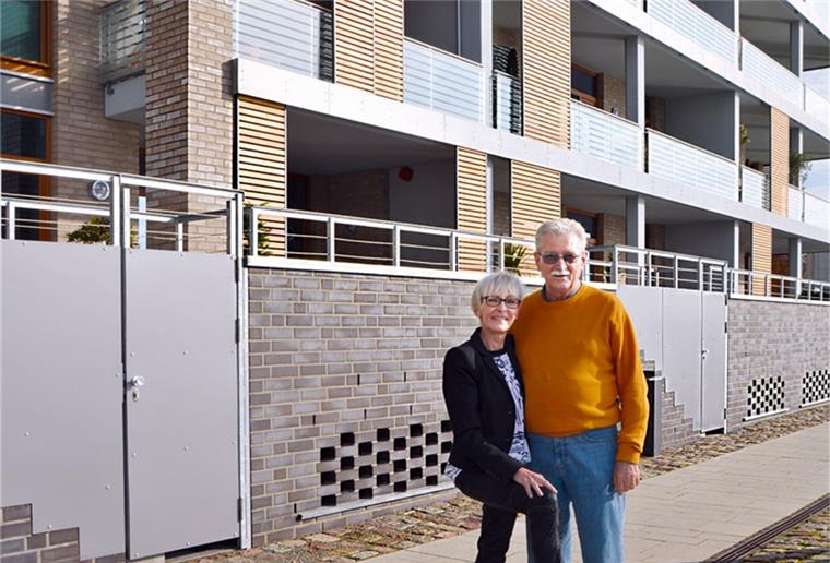 Alternative Lebensform fürs Alter gesucht? Ehepaar zieht an den Handelshafen! Ehepaar Vockert vor ihrem neuen Zuhause