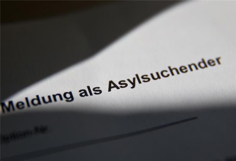 Asylklagen in Niedersachsen werden schneller abgearbeitet "Meldung als Asylsuchender" ist am 17.07.2014 in der Zentralen Aufnahmeeinrichtung für Asylbewerber (ZAE) in Zirndorf (Bayern) auf einer Meldebescheinigung für Asylsuchende zu lesen.