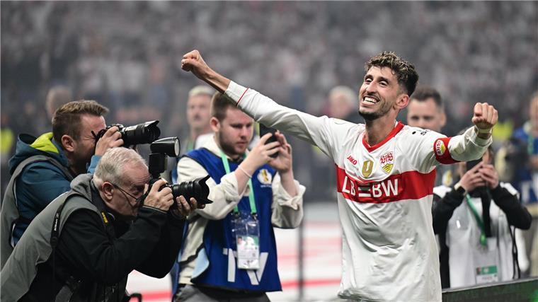 Atakan Karazor freute sich sehr über den Sieg seiner Mannschaft. Der VfB Stuttgart hat den DFB-Pokal gewonnen.