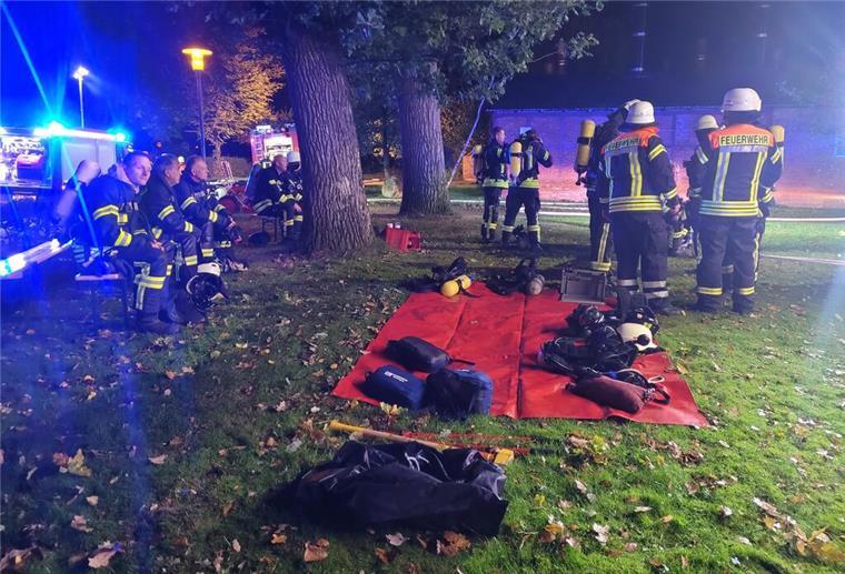 Atemschutzgeräteträger warten auf ihren Einsatz.