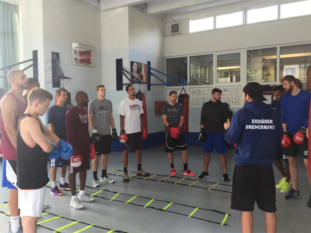 Athletiktrainer Sönke Hachmann bittet die Jungs zum Zirkeltraining. - Foto: Zinn