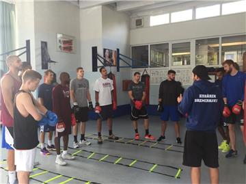 Athletiktrainer Sönke Hachmann bittet die Jungs zum Zirkeltraining. - Foto: Zinn