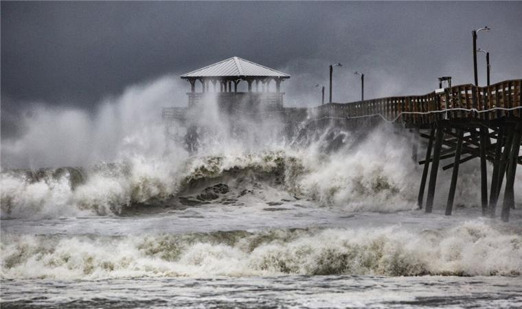 Peitschender Regen: Hurrikan "Florence" erreicht US-Ostküste Atlantic Beach: Wellen brechen an einer Pier, während sich Hurrikan "Florence" der Region nähert.
