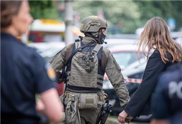Attentat am Lloyd Gymnasium: Nach Stunden durften die Schüler in Begleitung von schwer geschützten Einheiten Schulgebäude verlassen. Doch wie gut ist man im Cuxland auf den Ernstfall vorbereitet?