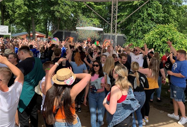 Beste Stimmung beim Frühtanz in Steinau - und sogar die Polizei lobt Frühtanz in Steinau