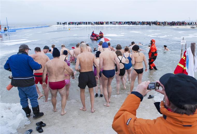 Eiskalter Start ins neue Jahr: Neujahrsschwimmen an neuem Ort Neujahrsschwimmen in Butjadingen