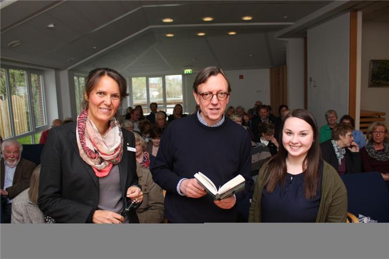 Wie macht der das? Krimiautor begeistert bei Vorlesefieber - und gibt Tipps fürs Vorlesen Auch als Vorleser begabt: Autor Krischan Koch, der auf Einladung von Katrin Toetzke (Fahrbücherei des Kreises, links) und Katja Justus (Gemeinde) zum Auftakt des Vorlesefiebers im Beverstedter Rathaus zu Gast war. Foto Gehrke