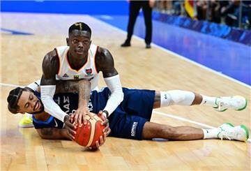 Dennis Schröder (Deutschland) nimmt dem am Boden liegenden Tyler Dorsay (Griechenland) den Ball weg. 