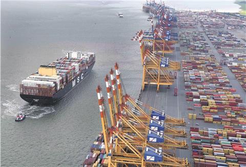 Auch am Container-Terminal in Bremerhaven dürfte man die Folgen der Coronavirus-Epidemie spüren.