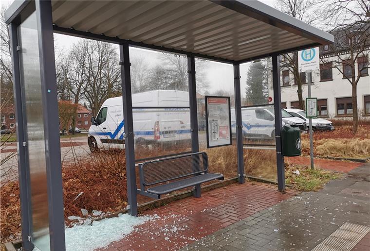 Auch am Einswarder Marktplatz ist die Glasscheibe einer Bushaltestelle zerstört worden.