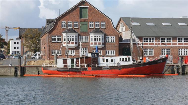 Cuxhaven: Bergungsversuch des Kutters "Wiking" fehlgeschlagen Auch am Mittwoch lag der Kutter "Wiking" noch im Hafen in Cuxhaven.