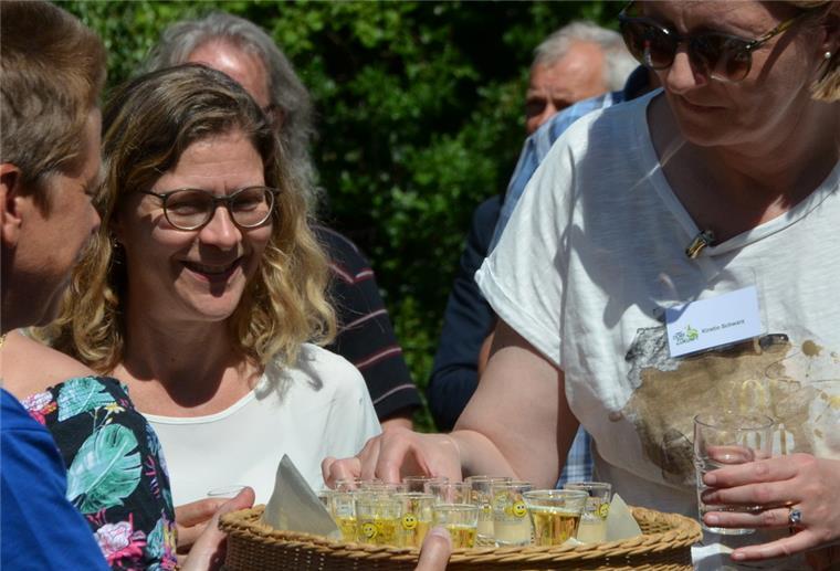 Auch an den Genuss war in Rhade gedacht: Hier wird zur Verabschiedung der Juroren Likör serviert.