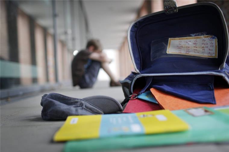 Auch an den Schulen im Cuxland gibt es Fälle von Mobbing: Opfer – wie dieser Junge auf dem Symbolfoto – fühlen sich oftmals allein. Die Lehrer setzen auf Kommunikation