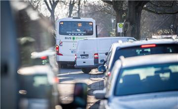Auch an der Grundschule in Bramstedt holen Eltern ihre Kinder direkt vor dem Schulgebäude ab oder bringen sie morgens dorthin. Um die Situation zu entschärfen, dient die einstige Bushaltestelle seit einem halben Jahr als Parkfläche für Autos.