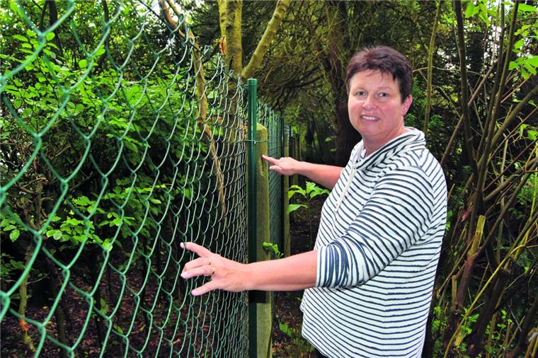 Auch an diesem hinteren Pfeiler lässt sich gut ablesen, dass die Stadt Geestland den Zaun rund um den Langener Friedhof erhöht hat. Verwaltungsmitarbeiterin Anja Heins vermutet, dass die Rehe über Nachbargrundstücke mit niedrigeren Zäunen aufs Gelände gelangen. 