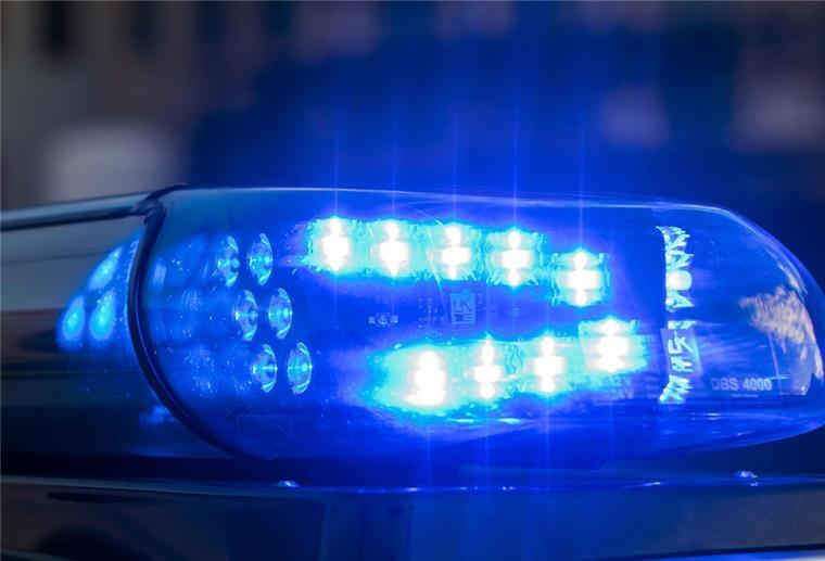 100 Teilnehmer bei „Spaziergang“ in Bremerhaven Das Blaulicht auf einem Fahrzeug der Polizei leuchtet in der Dunkelheit.